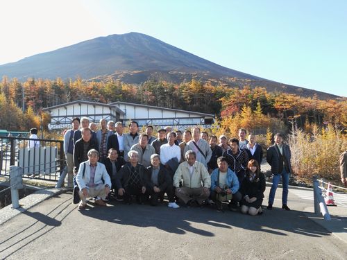 サンモク会旅行富士山をバックに